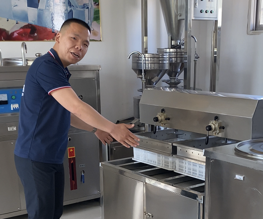 小型豆腐機啟動成型