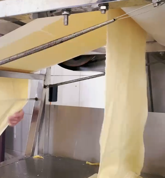 豆皮機(jī)扒皮過程