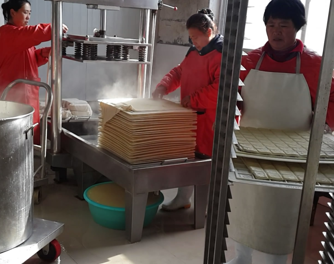 豆皮機加工廠流水線作業(yè)