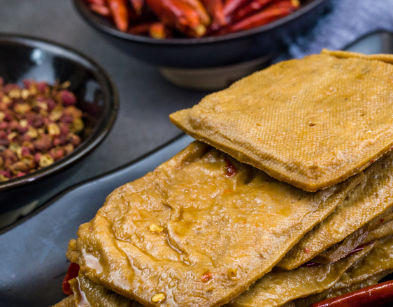 豆制品加工廠(chǎng)使用豆皮機(jī)加工豆干