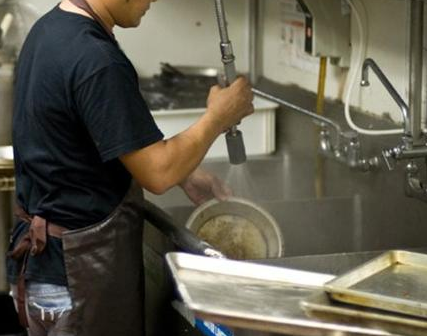 刷盤子工用豆腐機(jī)做豆腐