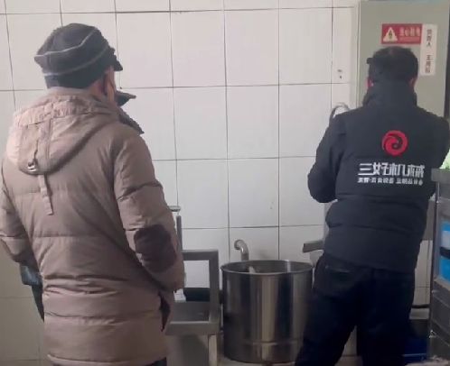 老爺子用豆腐機做豆腐