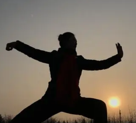 打太極老者用豆腐機做豆腐